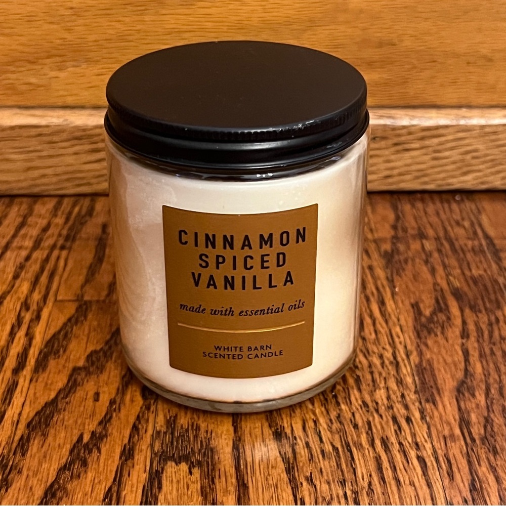 White Barn 8 oz Cinnamon Spiced Vanilla Candle made with essential oils